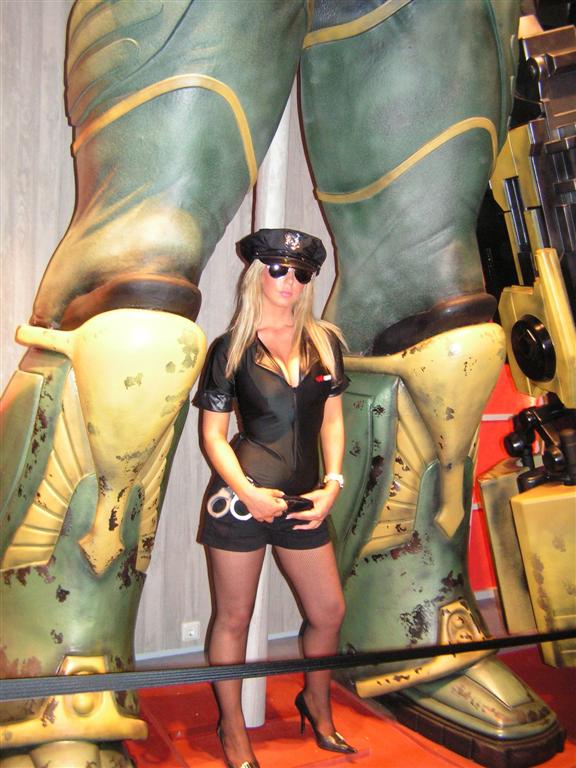 Hot booth babe under a UT model